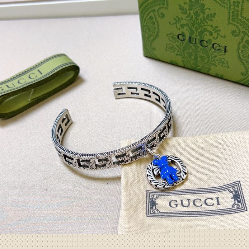 G*u*i bracelets